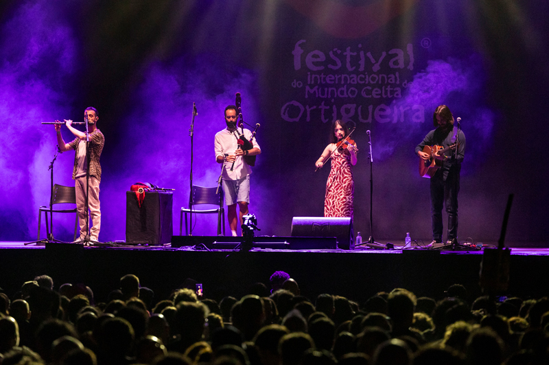 Xara, winners of Concurso Runas 2025. The band is set to perform in the 2026 festival. Photo of thr band playing live on stage.