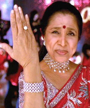 Asha Bhosle raising her right hand