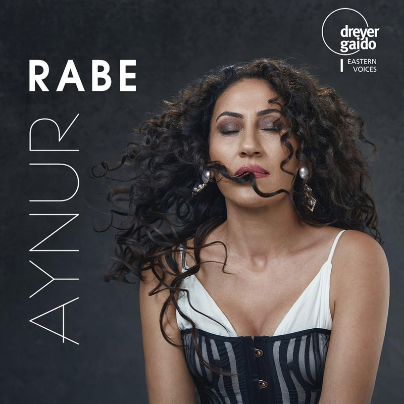 Aynur – Rabe cover artwork. A headshot of the artist.