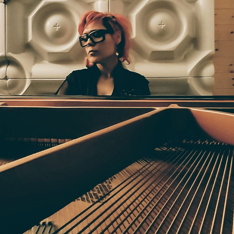 Eljona-Eleni Sinjari playing piano
