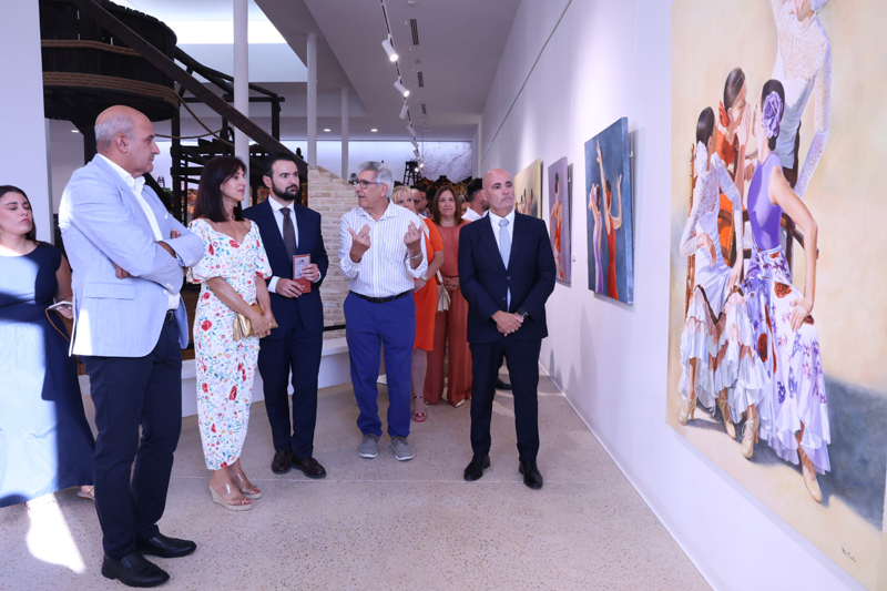 Inauguration of Perla Fuertes exhibition. A group of visitors watching one of the paintings.
