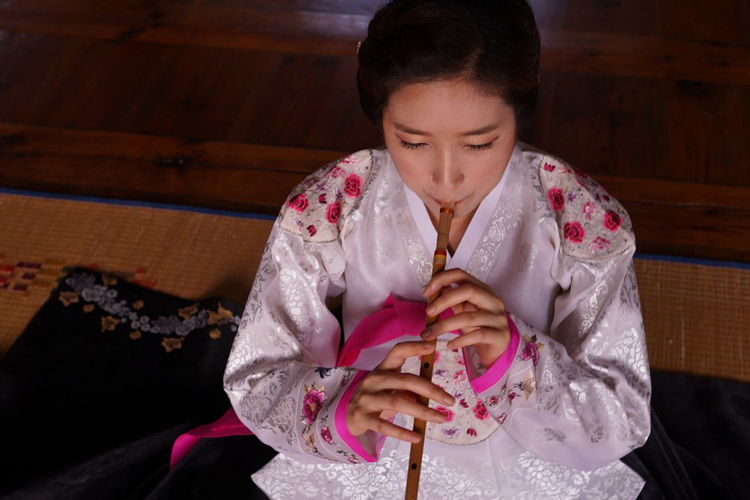 Gamin playing flute