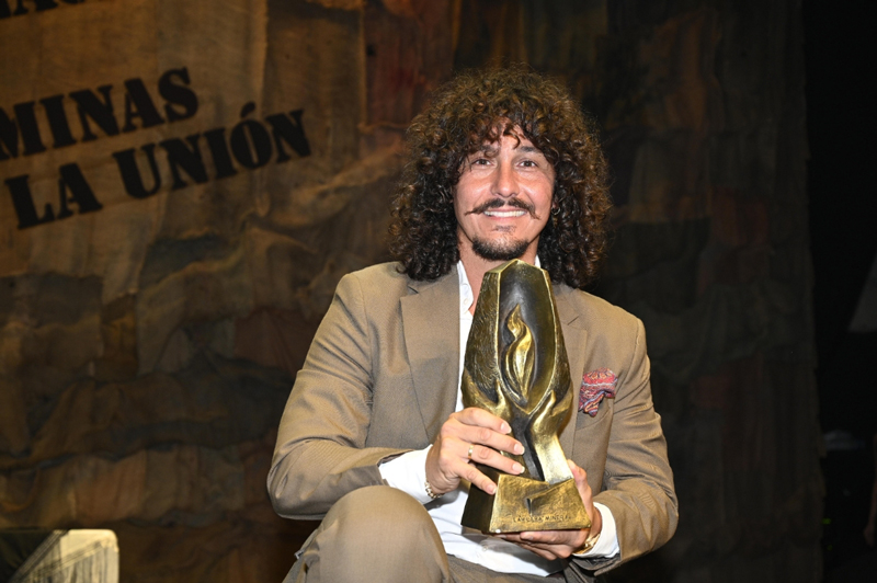 Jesús Corbacho posing with the award