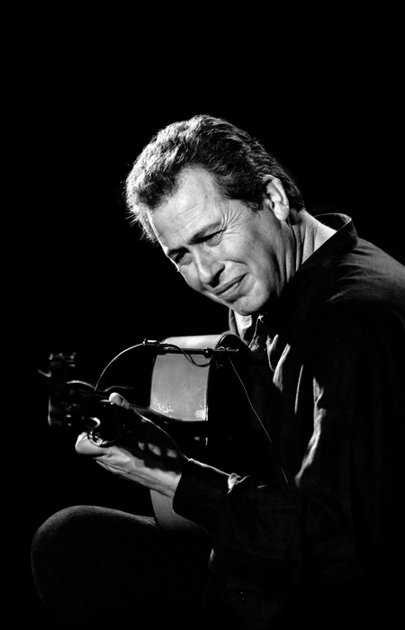 Juan Diego Mateos playing guitar. Black and white photo.