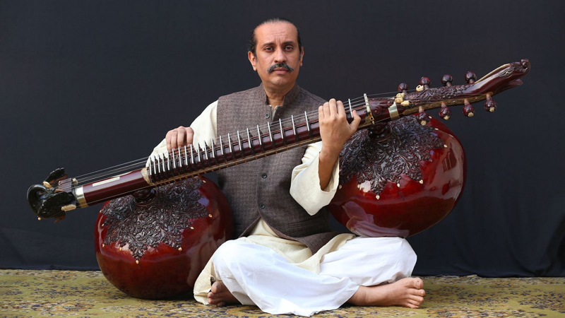 Mohi Bahauddin Dagar playing the rudra veena