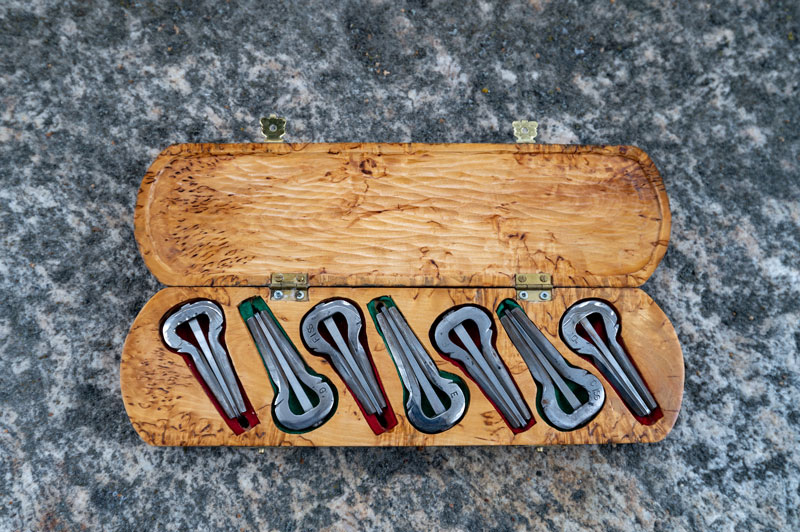 Sigurd Brokke's muunnharpes - Photo by Lena Knutli. A wooden storage box with 8 munnharpes