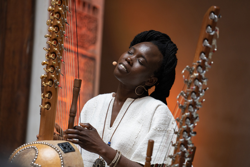 Senny Camara playing kora