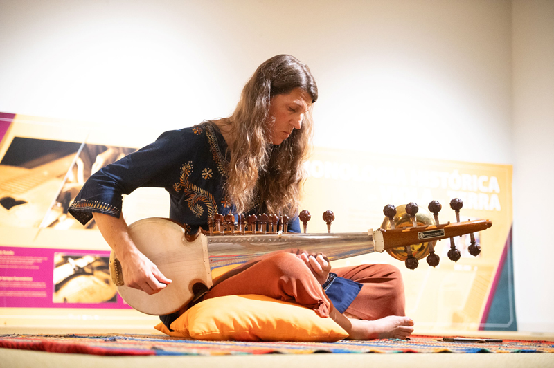 Wyetta Bontempo - Photo by Pedro Silva. Wyetta playing sarod on stage.